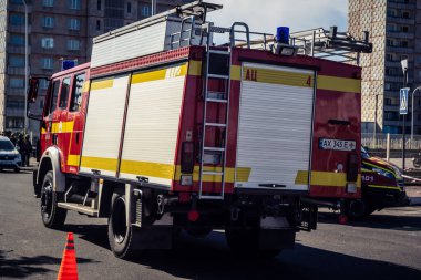 Kharkiv, Ukrayna, 16 Eylül 2025 itfaiye aracı hasarlı binanın yakınına park edilmiş. Hasar büyüktü, bina alev aldı ve çatı un ufak oldu..