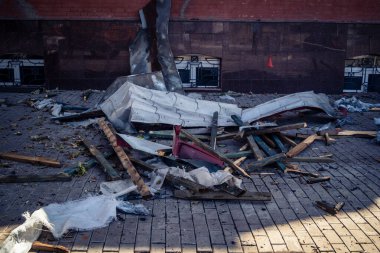 Kharkiv, Ukrayna, 16 Eylül 2025 Kharkiv 'deki bir binaya bir Rus Şaban uçağı çarpmış. Hasar çok fazlaydı. Çatı un ufak oldu, bina alev aldı ve iki kişi öldü..