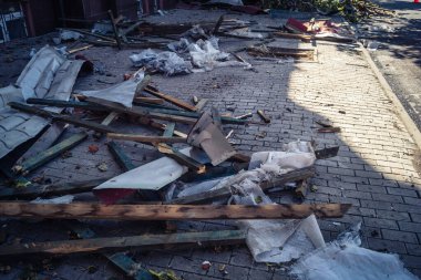 Kharkiv, Ukrayna, 16 Eylül 2025 Kharkiv 'deki bir binaya bir Rus Şaban uçağı çarpmış. Hasar çok fazlaydı. Çatı un ufak oldu, bina alev aldı ve iki kişi öldü..