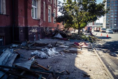 Kharkiv, Ukrayna, 16 Eylül 2025 Kharkiv 'deki bir binaya bir Rus Şaban uçağı çarpmış. Hasar çok fazlaydı. Çatı un ufak oldu, bina alev aldı ve iki kişi öldü..