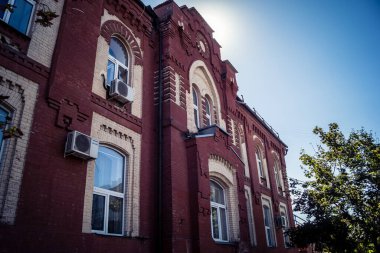 Kharkiv, Ukrayna, 16 Eylül 2025 Kharkiv 'deki bir binaya bir Rus Şaban uçağı çarpmış. Hasar çok fazlaydı. Çatı un ufak oldu, bina alev aldı ve iki kişi öldü..