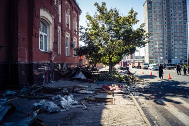 Kharkiv, Ukrayna, 16 Eylül 2025 Kharkiv 'deki bir binaya bir Rus Şaban uçağı çarpmış. Hasar çok fazlaydı. Çatı un ufak oldu, bina alev aldı ve iki kişi öldü..