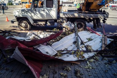 Kharkiv, Ukrayna, 16 Eylül 2025 Kharkiv 'deki bir binaya bir Rus Şaban uçağı çarpmış. Hasar çok fazlaydı. Çatı un ufak oldu, bina alev aldı ve iki kişi öldü..