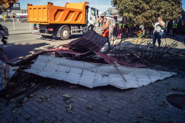 Kharkiv, Ukrayna, 16 Eylül 2025 Kharkiv 'deki bir binaya bir Rus Şaban uçağı çarpmış. Hasar çok fazlaydı. Çatı un ufak oldu, bina alev aldı ve iki kişi öldü..