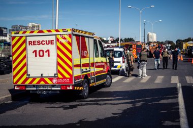 Kharkiv, Ukrayna, 16 Eylül 2025 itfaiye aracı hasarlı binanın yakınına park edilmiş. Hasar büyüktü, bina alev aldı ve çatı un ufak oldu..