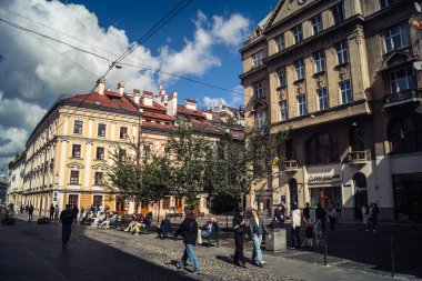Lviv, Ukrayna, 18 Eylül 2025 Şehir ve Lviv sokakları. Şehir, 2500 'den fazla tarihi ve mimari eseriyle tarihi, klasik bir Avrupa mimari tarzıyla karakterize edilmiştir.