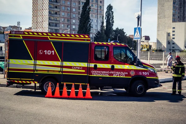 Kharkiv, Ukrayna, 16 Eylül 2025 itfaiye aracı hasarlı binanın yakınına park edilmiş. Hasar büyüktü, bina alev aldı ve çatı un ufak oldu..