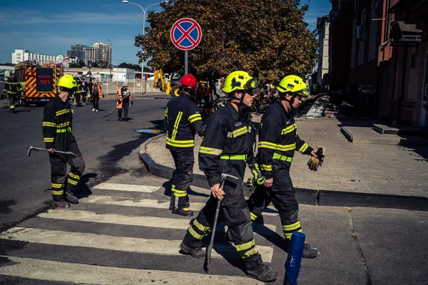 Kharkiv, Ukrayna, 16 Eylül 2025. İtfaiyeciler Rus Şahin İHA 'sının çarptığı bir binaya cevap veriyor. Hasar büyüktü, bina alev aldı ve çatı un ufak oldu..