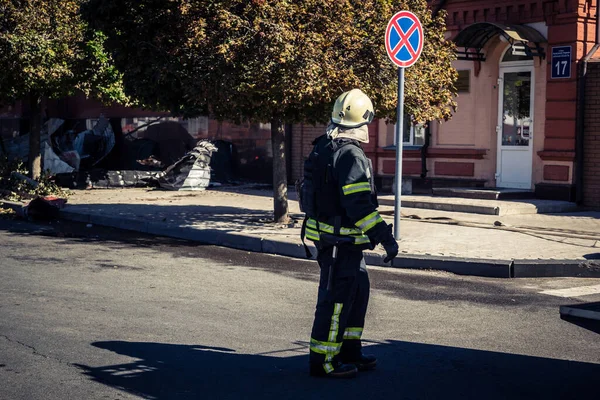 Kharkiv, Ukrayna, 16 Eylül 2025. İtfaiyeciler Rus Şahin İHA 'sının çarptığı bir binaya cevap veriyor. Hasar büyüktü, bina alev aldı ve çatı un ufak oldu..