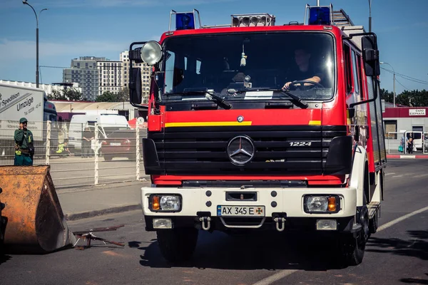 Kharkiv, Ukrayna, 16 Eylül 2025 itfaiye aracı hasarlı binanın yakınına park edilmiş. Hasar büyüktü, bina alev aldı ve çatı un ufak oldu..