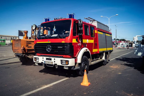 Kharkiv, Ukrayna, 16 Eylül 2025 itfaiye aracı hasarlı binanın yakınına park edilmiş. Hasar büyüktü, bina alev aldı ve çatı un ufak oldu..