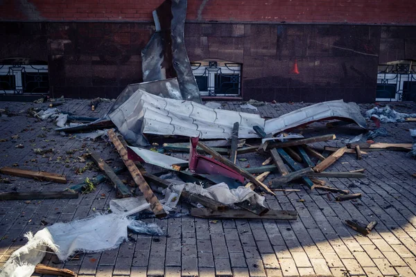 Kharkiv, Ukrayna, 16 Eylül 2025 Kharkiv 'deki bir binaya bir Rus Şaban uçağı çarpmış. Hasar çok fazlaydı. Çatı un ufak oldu, bina alev aldı ve iki kişi öldü..