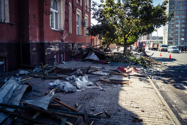 Kharkiv, Ukrayna, 16 Eylül 2025 Kharkiv 'deki bir binaya bir Rus Şaban uçağı çarpmış. Hasar çok fazlaydı. Çatı un ufak oldu, bina alev aldı ve iki kişi öldü..