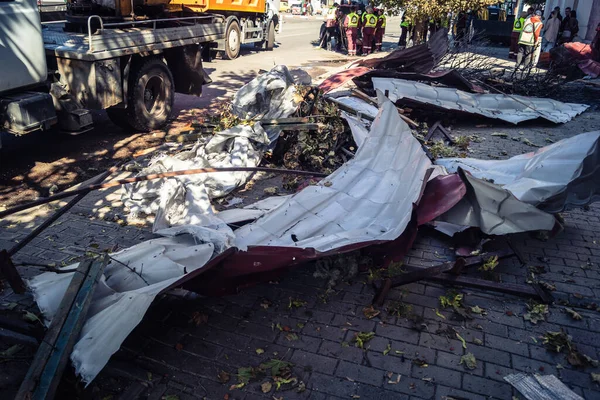 Kharkiv, Ukrayna, 16 Eylül 2025 Kharkiv 'deki bir binaya bir Rus Şaban uçağı çarpmış. Hasar çok fazlaydı. Çatı un ufak oldu, bina alev aldı ve iki kişi öldü..