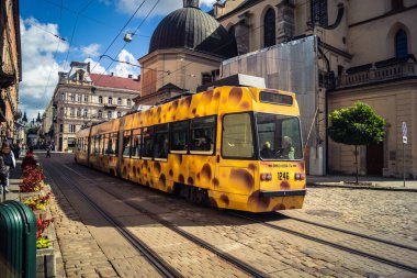 Lviv, Ukrayna, 18 Eylül 2025 'te Lviv şehrinde tramvaylar çalışır. Şehrin çeşitli tramvayları vardır ve bunların arasında yerel yapım Electron tramvayları ve eski Tatra modelleri de vardır..