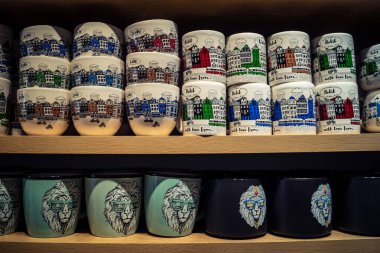 Lviv, Ukrayna, 18 Eylül 2025 Lviv şehir merkezindeki hediyelik eşya dükkanı. Ivır zıvır, dekoratif eşyalar veya doldurulmuş hayvanlar gibi birçok turiste çeşitli ürünler satılır..