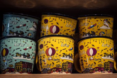 Lviv, Ukrayna, 18 Eylül 2025 Lviv şehir merkezindeki hediyelik eşya dükkanı. Ivır zıvır, dekoratif eşyalar veya doldurulmuş hayvanlar gibi birçok turiste çeşitli ürünler satılır..