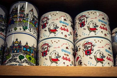 Lviv, Ukrayna, 18 Eylül 2025 Lviv şehir merkezindeki hediyelik eşya dükkanı. Ivır zıvır, dekoratif eşyalar veya doldurulmuş hayvanlar gibi birçok turiste çeşitli ürünler satılır..