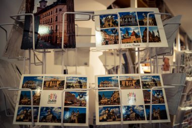 Lviv, Ukrayna, 18 Eylül 2025 Lviv şehir merkezindeki hediyelik eşya dükkanı. Ivır zıvır, dekoratif eşyalar veya doldurulmuş hayvanlar gibi birçok turiste çeşitli ürünler satılır..