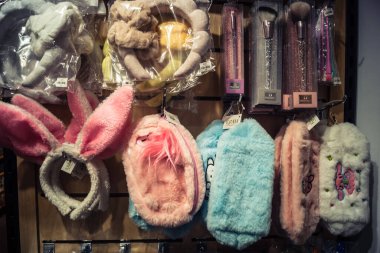 Lviv, Ukrayna, 18 Eylül 2025 Lviv şehir merkezindeki hediyelik eşya dükkanı. Ivır zıvır, dekoratif eşyalar veya doldurulmuş hayvanlar gibi birçok turiste çeşitli ürünler satılır..