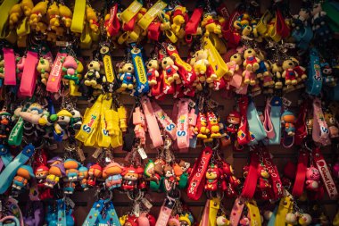 Lviv, Ukrayna, 18 Eylül 2025 Lviv şehir merkezindeki hediyelik eşya dükkanı. Ivır zıvır, dekoratif eşyalar veya doldurulmuş hayvanlar gibi birçok turiste çeşitli ürünler satılır..