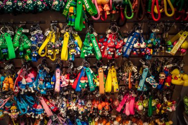 Lviv, Ukrayna, 18 Eylül 2025 Lviv şehir merkezindeki hediyelik eşya dükkanı. Ivır zıvır, dekoratif eşyalar veya doldurulmuş hayvanlar gibi birçok turiste çeşitli ürünler satılır..