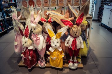 Lviv, Ukrayna, 18 Eylül 2025 Lviv şehir merkezindeki hediyelik eşya dükkanı. Ivır zıvır, dekoratif eşyalar veya doldurulmuş hayvanlar gibi birçok turiste çeşitli ürünler satılır..