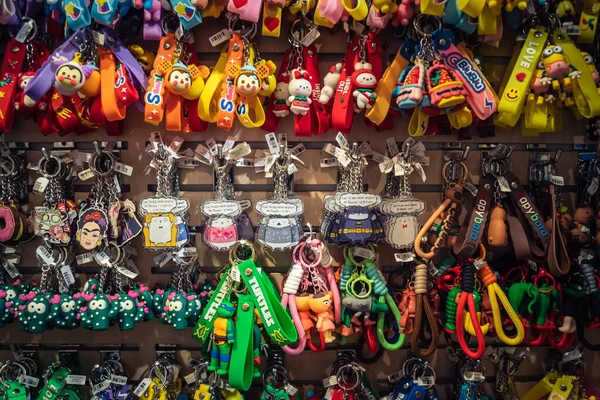 Lviv, Ukrayna, 18 Eylül 2025 Lviv şehir merkezindeki hediyelik eşya dükkanı. Ivır zıvır, dekoratif eşyalar veya doldurulmuş hayvanlar gibi birçok turiste çeşitli ürünler satılır..