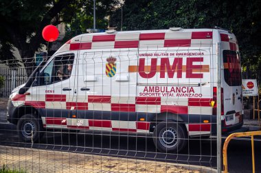 Seville, İspanya, 20 Eylül 2025 İspanyol Silahlı Kuvvetleri UME kurtarma aracı açık gün katılımlı ve Sevilla 'da Uluslararası Kurtarma Günü için bir spor etkinliği düzenliyor..