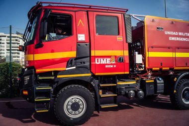 Seville, İspanya, 20 Eylül 2025 İspanyol Silahlı Kuvvetleri UME kurtarma aracı açık gün katılımlı ve Sevilla 'da Uluslararası Kurtarma Günü için bir spor etkinliği düzenliyor..