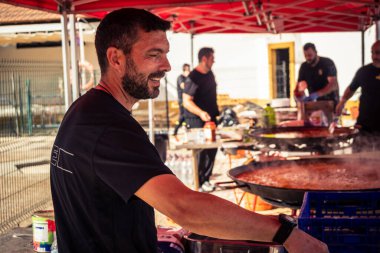 Seville, İspanya, 20 Eylül 2025 İspanyol Silahlı Kuvvetleri UME Kurtarma Ekibi Sevilla 'da Uluslararası Kurtarma Günü için paella pişiriyor.