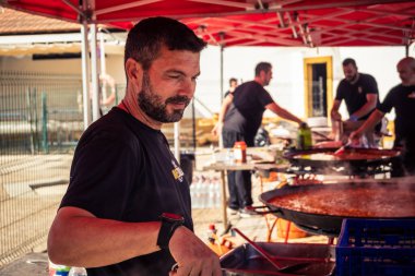 Seville, İspanya, 20 Eylül 2025 İspanyol Silahlı Kuvvetleri UME Kurtarma Ekibi Sevilla 'da Uluslararası Kurtarma Günü için paella pişiriyor.