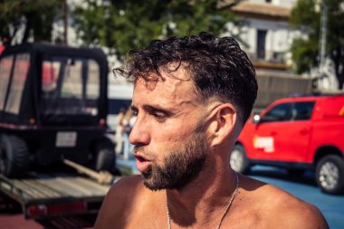 Seville, İspanya, 20 Eylül 2025 İspanyol Silahlı Kuvvetleri UME kurtarma ekipleri Sevilla 'daki Uluslararası Kurtarma Günü' nde bir yüzme etkinliğine katıldılar..