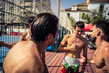 Seville, İspanya, 20 Eylül 2025 İspanyol Silahlı Kuvvetleri UME kurtarma ekipleri Sevilla 'daki Uluslararası Kurtarma Günü' nde bir yüzme etkinliğine katıldılar..