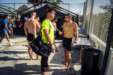 Seville, İspanya, 20 Eylül 2025 İspanyol Silahlı Kuvvetleri UME kurtarma ekipleri Sevilla 'daki Uluslararası Kurtarma Günü' nde bir yüzme etkinliğine katıldılar..