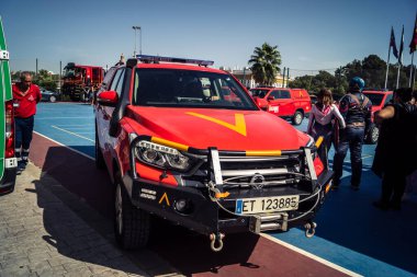 Seville, İspanya, 20 Eylül 2025 İspanyol Silahlı Kuvvetleri UME kurtarma aracı açık gün katılımlı ve Sevilla 'da Uluslararası Kurtarma Günü için bir spor etkinliği düzenliyor..