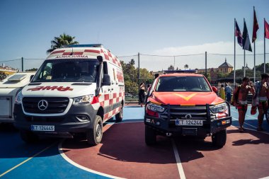 Seville, İspanya, 20 Eylül 2025 İspanyol Silahlı Kuvvetleri UME kurtarma aracı açık gün katılımlı ve Sevilla 'da Uluslararası Kurtarma Günü için bir spor etkinliği düzenliyor..