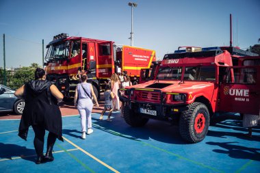 Seville, İspanya, 20 Eylül 2025 İspanyol Silahlı Kuvvetleri UME kurtarma aracı açık gün katılımlı ve Sevilla 'da Uluslararası Kurtarma Günü için bir spor etkinliği düzenliyor..