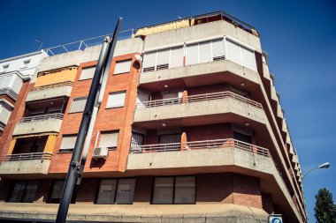 Seville, İspanya, 20 Eylül 2025 Sevilla şehir merkezindeki tarihi Remedios bölgesinin mimari ve şehir manzarası.