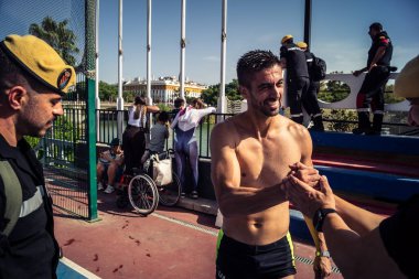 Seville, İspanya, 20 Eylül 2025 İspanyol Silahlı Kuvvetleri UME kurtarma ekipleri Sevilla 'daki Uluslararası Kurtarma Günü' nde bir yüzme etkinliğine katıldılar..