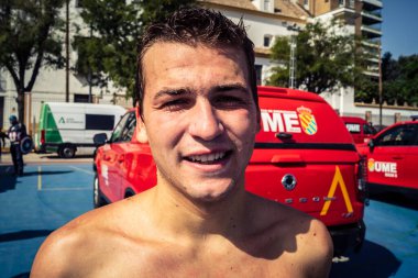 Seville, İspanya, 20 Eylül 2025 İspanyol Silahlı Kuvvetleri UME kurtarma ekipleri Sevilla 'daki Uluslararası Kurtarma Günü' nde bir yüzme etkinliğine katıldılar..