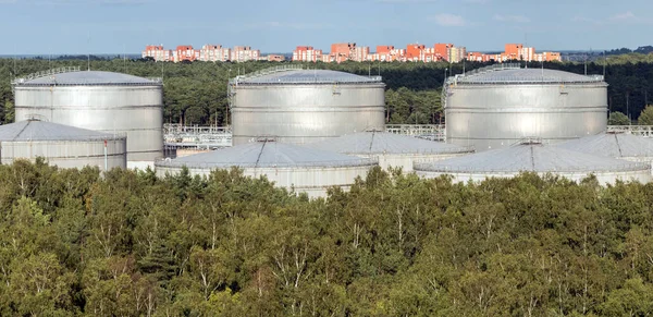 Большие Белые Резервуары Бензина Нефти Терминал Временного Хранения Хранения Нефти — стоковое фото
