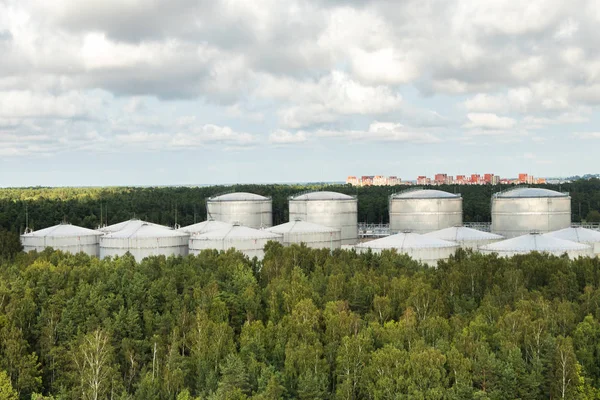 Крупные Белые Индустиальные Резервуары Бензина Нефти — стоковое фото
