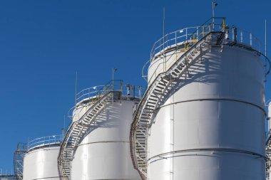 Yakıt tankları tank çiftliği. Büyük sanayi petrol tankları petrol depolama terminal.