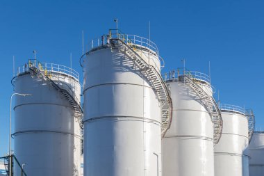 Yakıt tankları tank çiftliği. Büyük sanayi petrol tankları petrol depolama terminal.