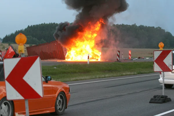 고속도로에서 사고입니다 고속도로에서 불타는 — 스톡 사진