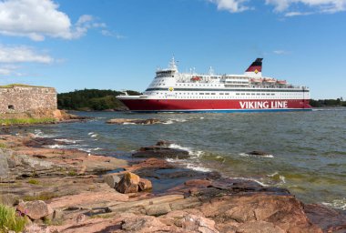 Helsinki, Finlandiya - Ağustos 02, 2015: Helsinki bağlantı noktası Suomenlinna kale yakınında olacak Viking Line of Cruiseferry Viking Xprs. Suomenlinna 1991 yılından bu yana Unesco Dünya Mirası sit alanı olan