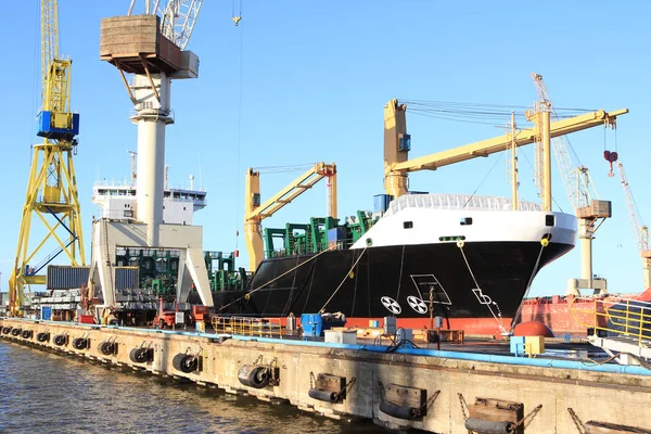 貨物の港のクレーン 船およびコンテナー — ストック写真