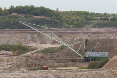 Yantarny, Rusya - 12 Mayıs 2019 Yantarny 'de açık-döküm madencilikte kehribar cevheri çıkarmak. Bugün Kalininingrad Kehribar Birliği Rusya' daki tek işletmedir ve dünyanın en büyük işletmesidir..