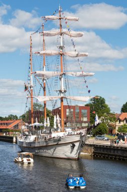 Klaipeda / Litvanya-06 13 2020: 1948 'de Finlandiya' da Turku tersanesinde inşa edilen yelkenli gemi Meridiana. 1971 'den beri, bu yelkenli gemi Klaipeda' nın merkezindeki Dane nehrinin kıyısına demirlemiştir. 
